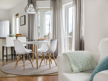Moderne Küche mit Wohn- und Essbereich