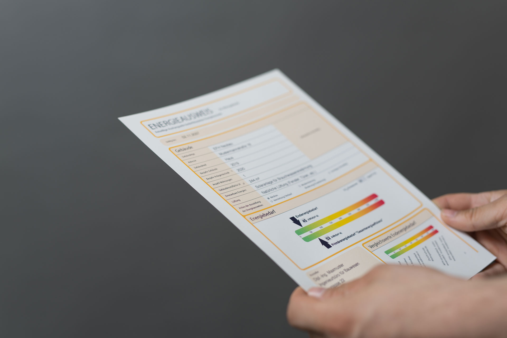 Person hält einen Energieausweis in der Hand