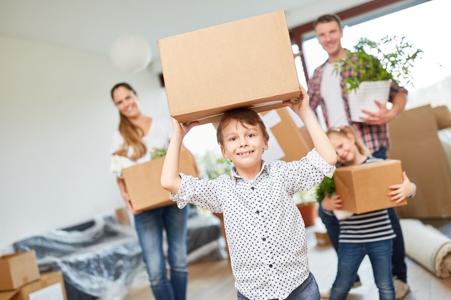 Familie mit zwei Kindern zieht um