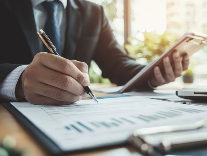 Person wertet Statistiken aus
