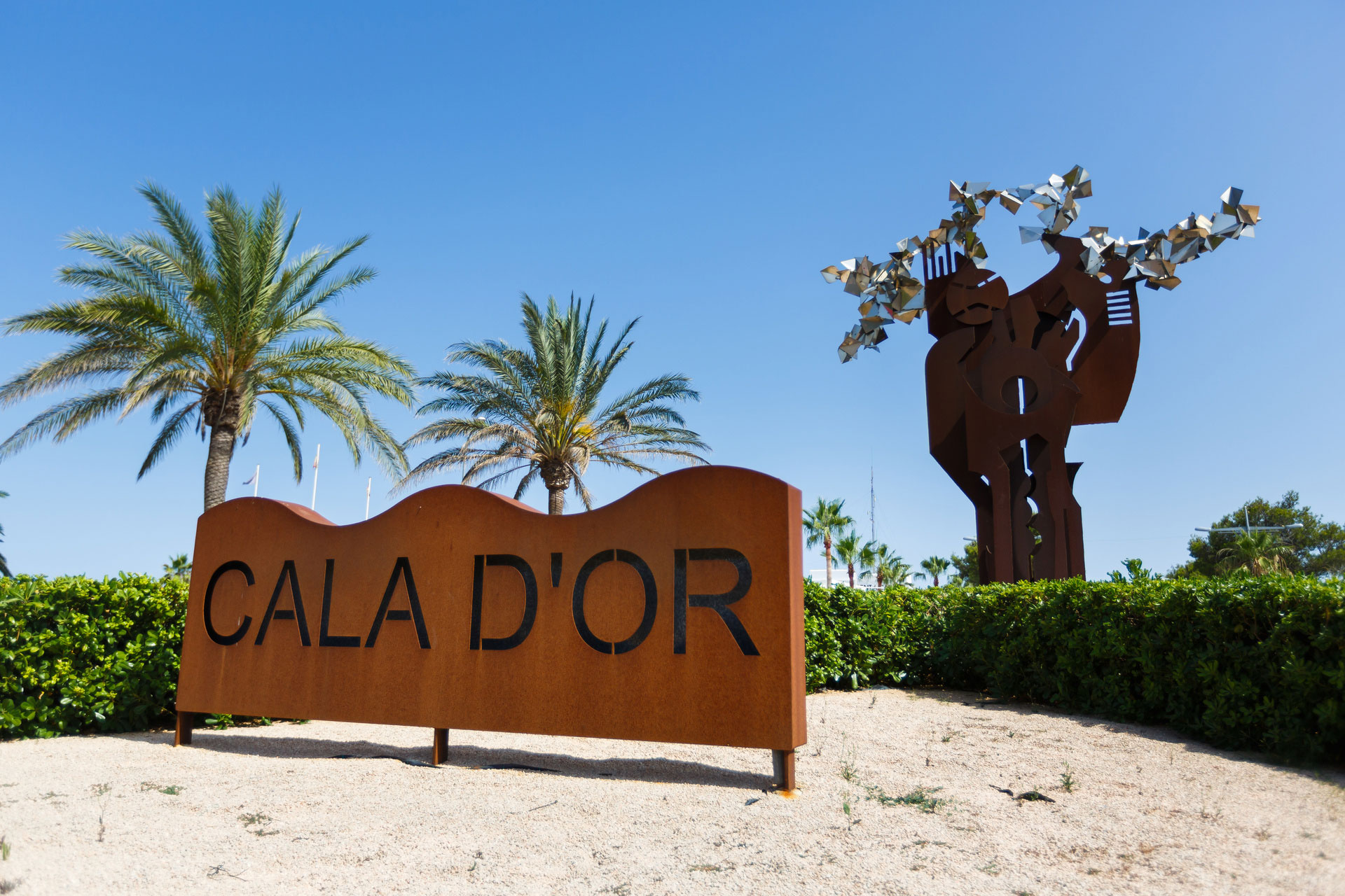 Schild mit Aufschrift Cala d'Or