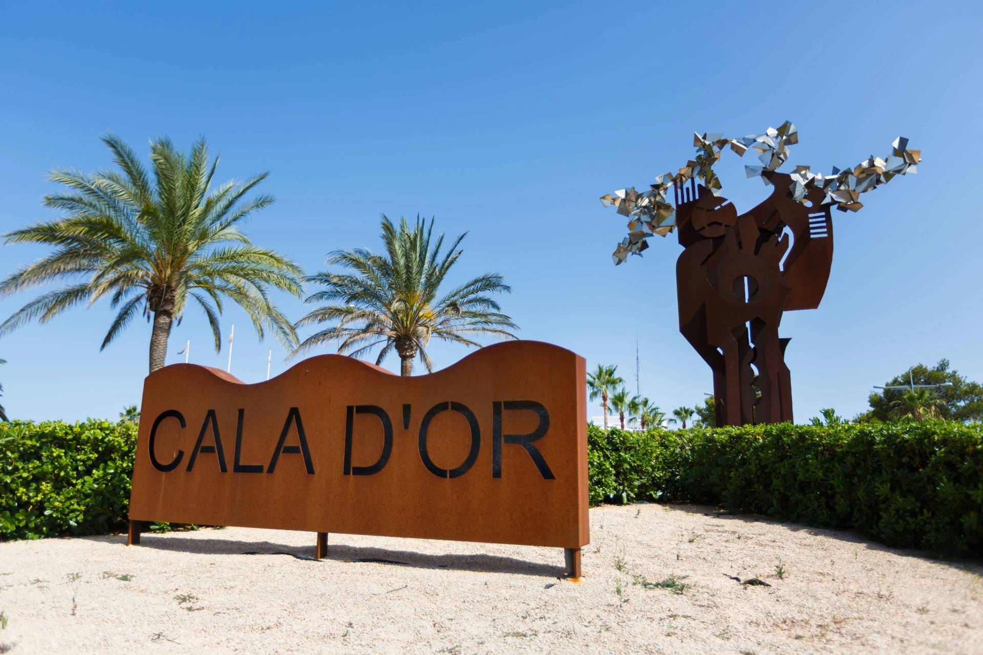 Schild mit Aufschrift Cala d'Or