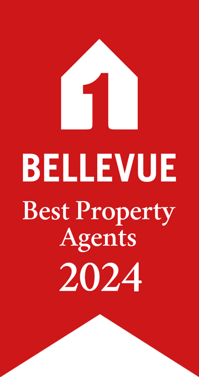 Rote Fahne, weißes Haussymbol, Text: BELLEVUE Beste Immobilienmakler 2024.