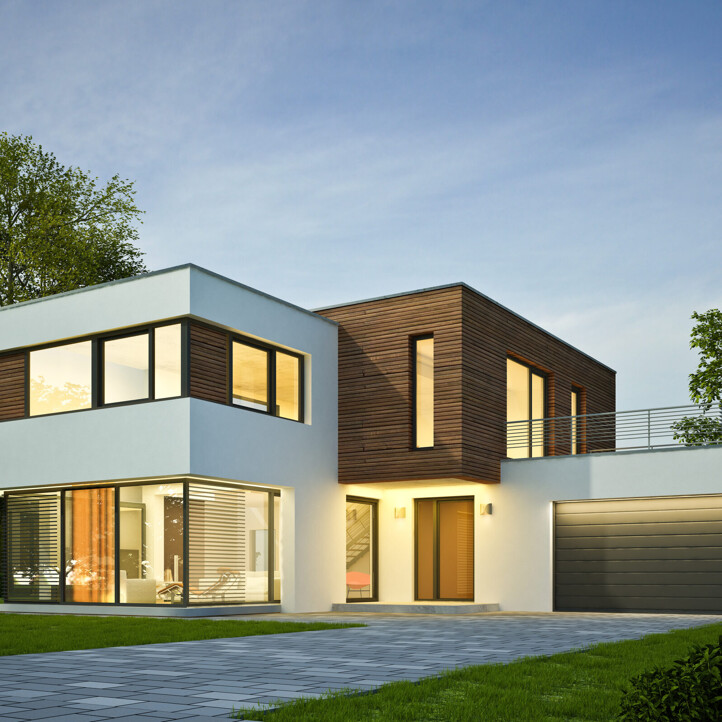 Modernes Haus mit großen Fenstern, Flachdach & Garage bei Sonnenuntergang.