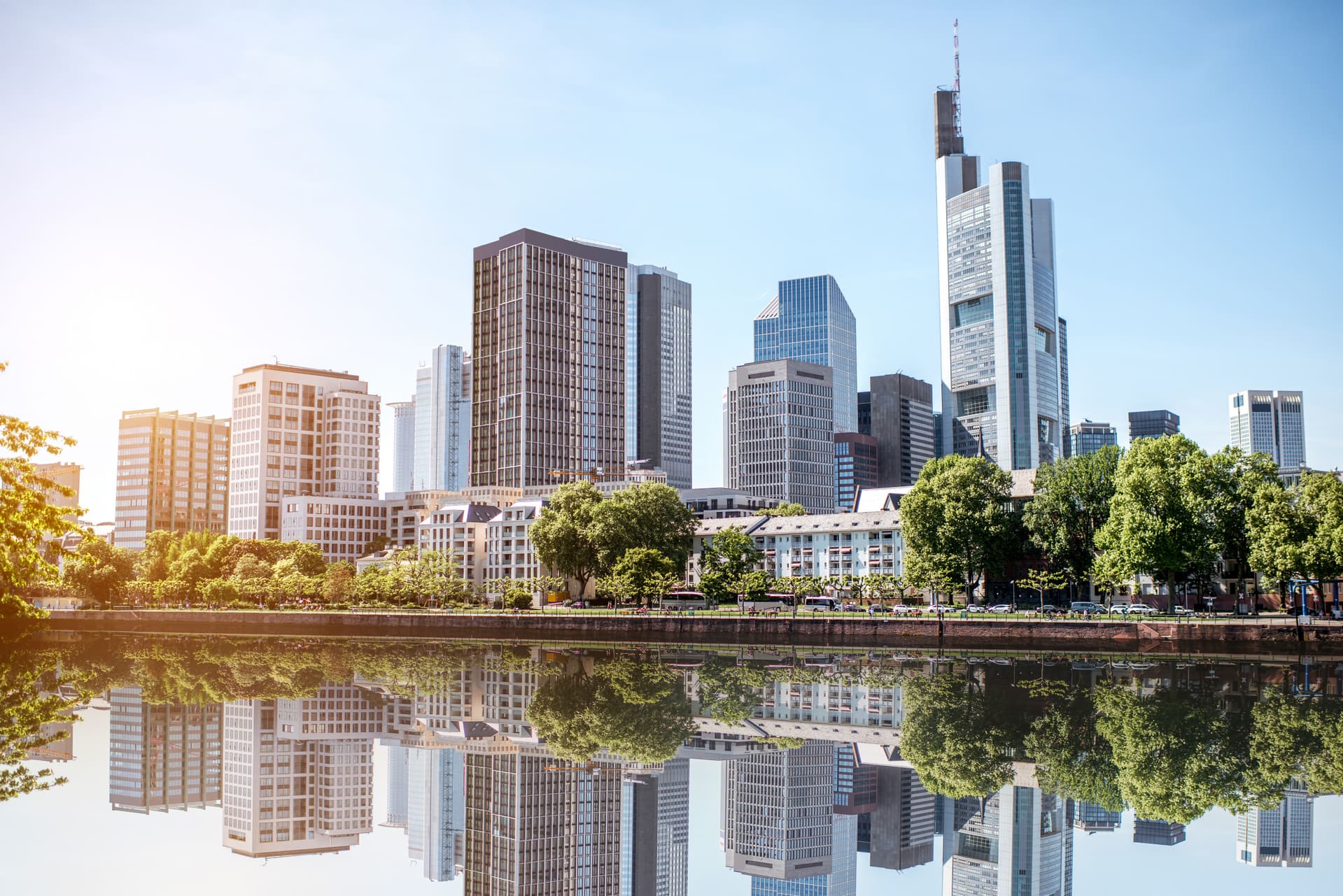 Blick auf das Bankenviertel in Frankfurt am Main mit dem Mainufer.