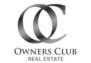 Schwarze und graue O und C über dem Namen Owners Club Real Estate.