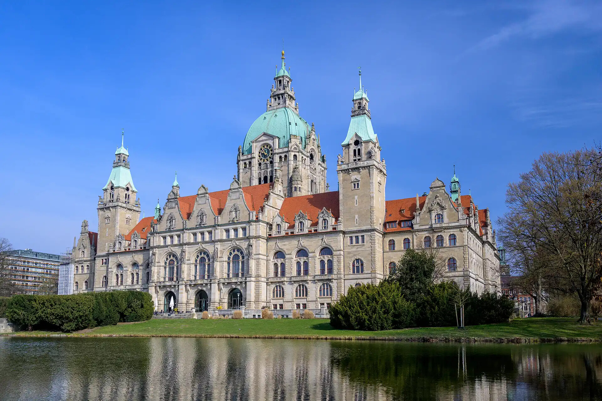 Großes Gebäude am Wasser.
