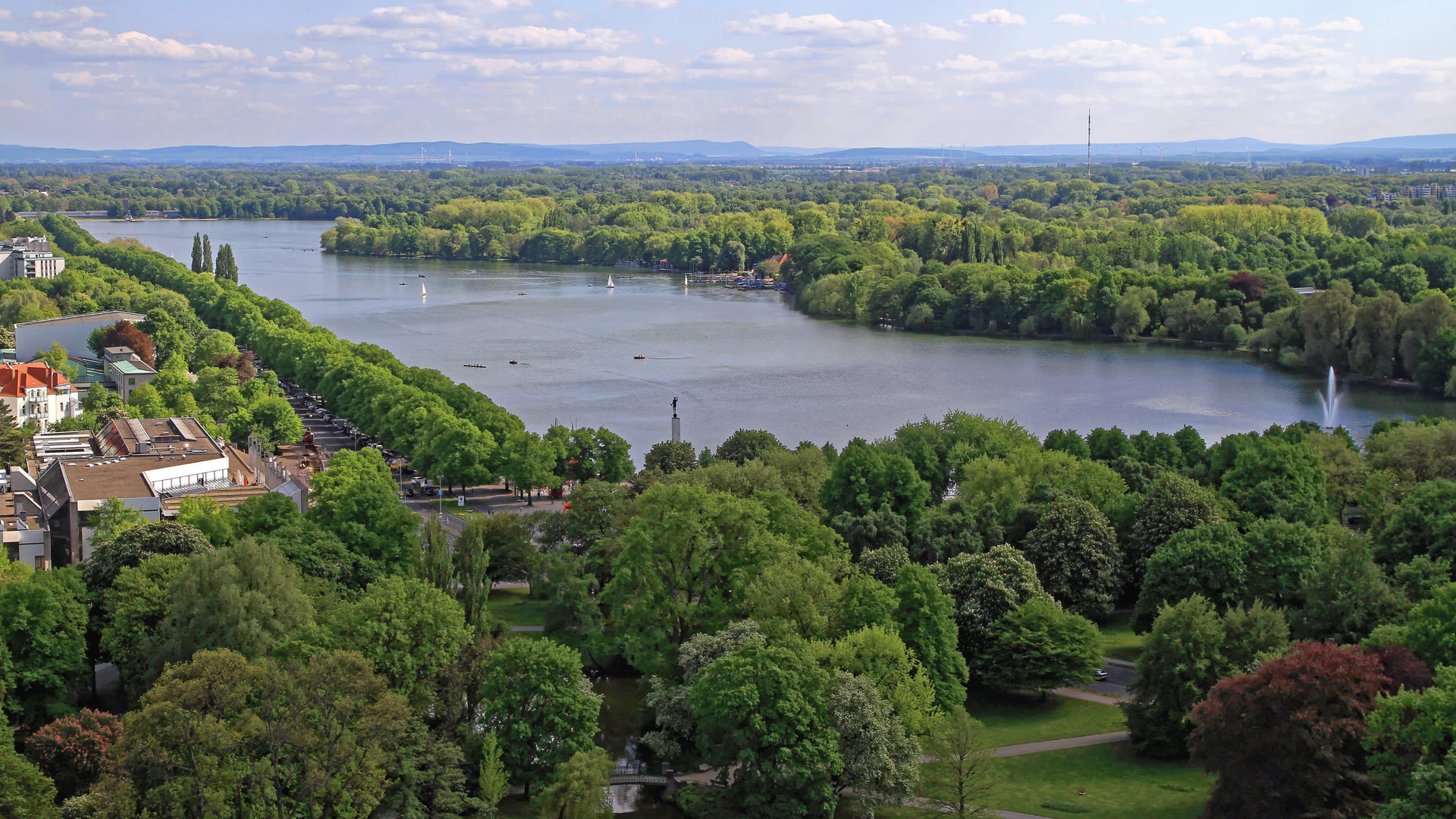 See in Hannover mit Uferlandschaft und ruhiger Naturumgebung.