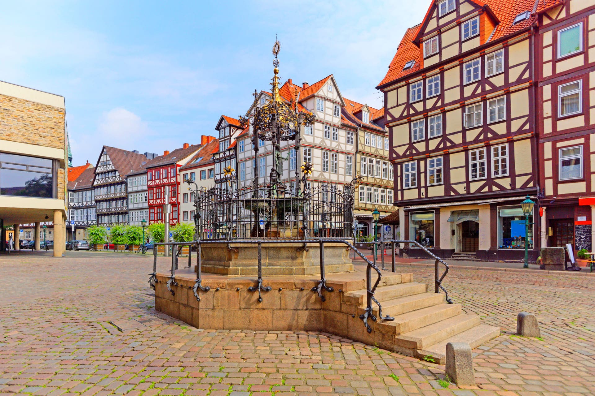 Holzmarkt in Hannover mit Brunnen und historischen Gebäuden in der Altstadt.