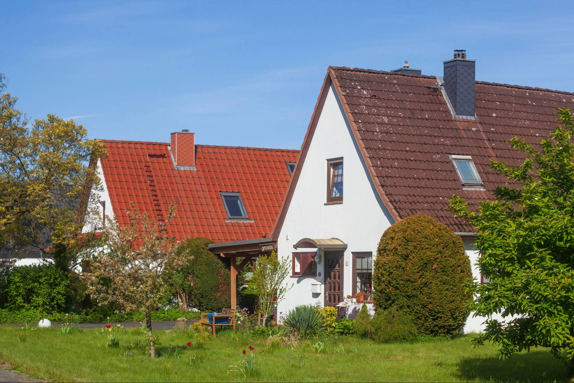 Klassisches deutsches Siedlungshaus mit großem Garten.