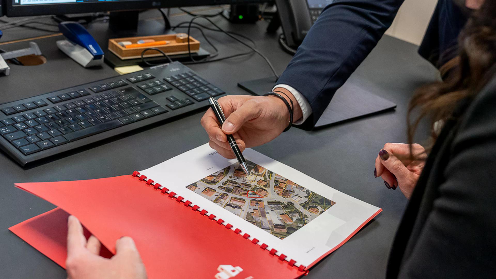 Makler erklärt Kundin die Immobilie