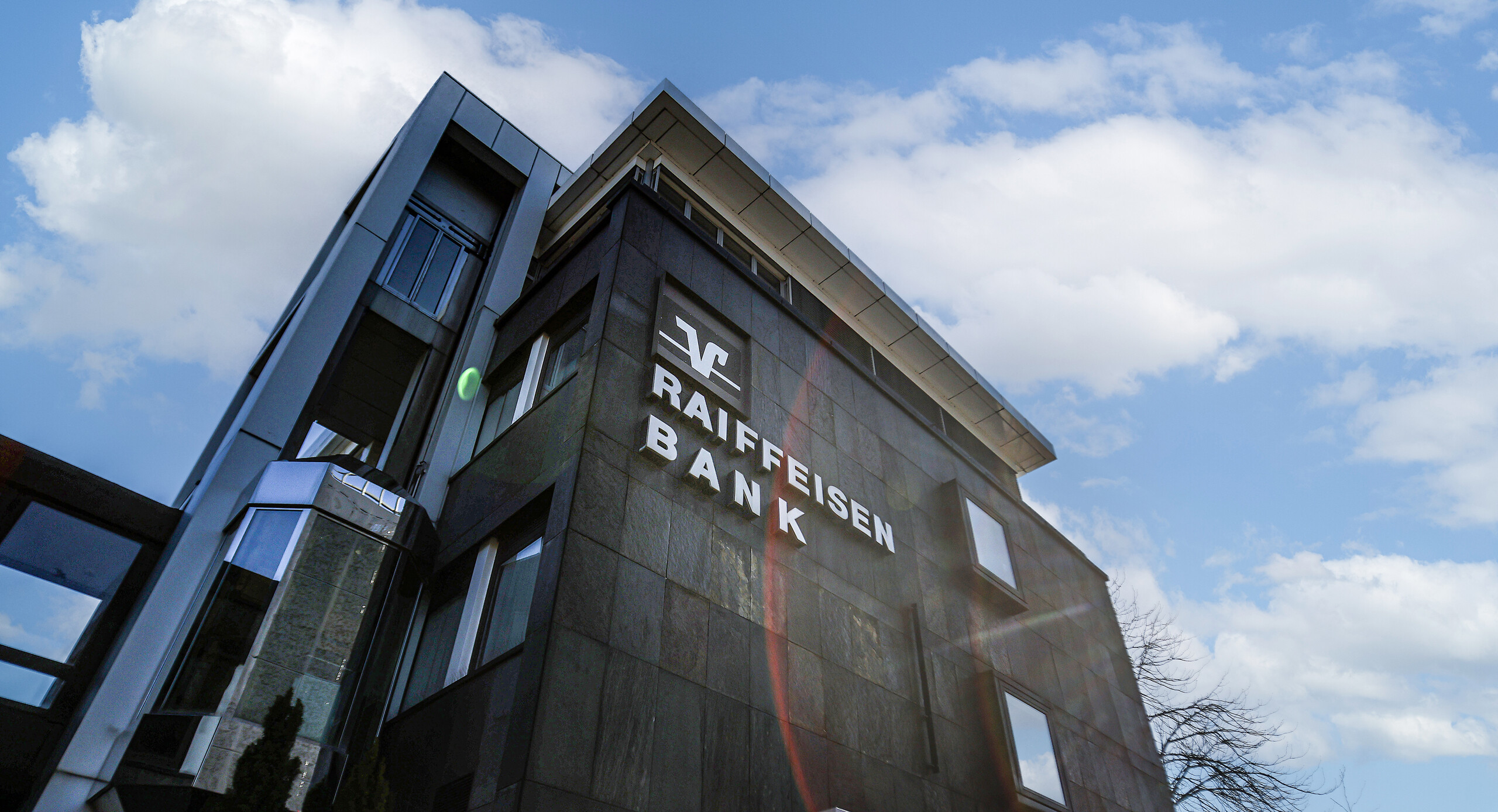 Außensicht des Gebäudes der Raiffeisenbank mit Logo an der Fassade