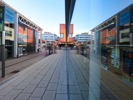 Gewerbeimmobilien in Baunatal, die sich in einer Glasfassade spiegeln