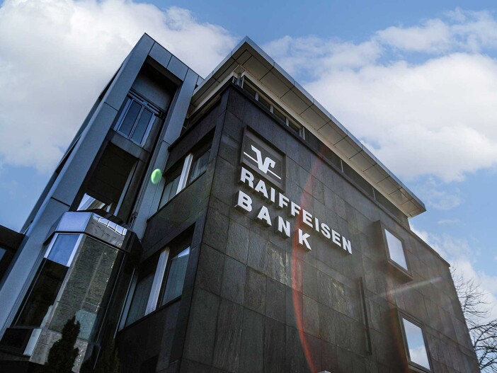 Außensicht des Gebäudes der Raiffeisenbank mit Logo an der Fassade