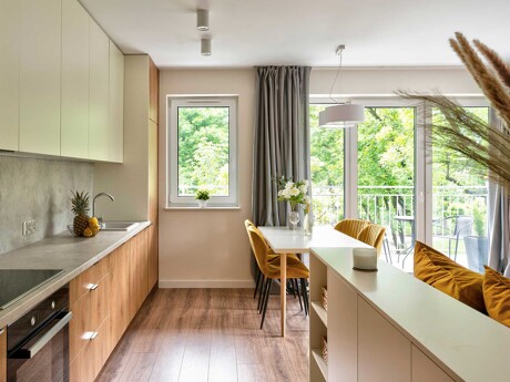 Moderne Küche und Essbereich und Balkon in einer Mietwohnung