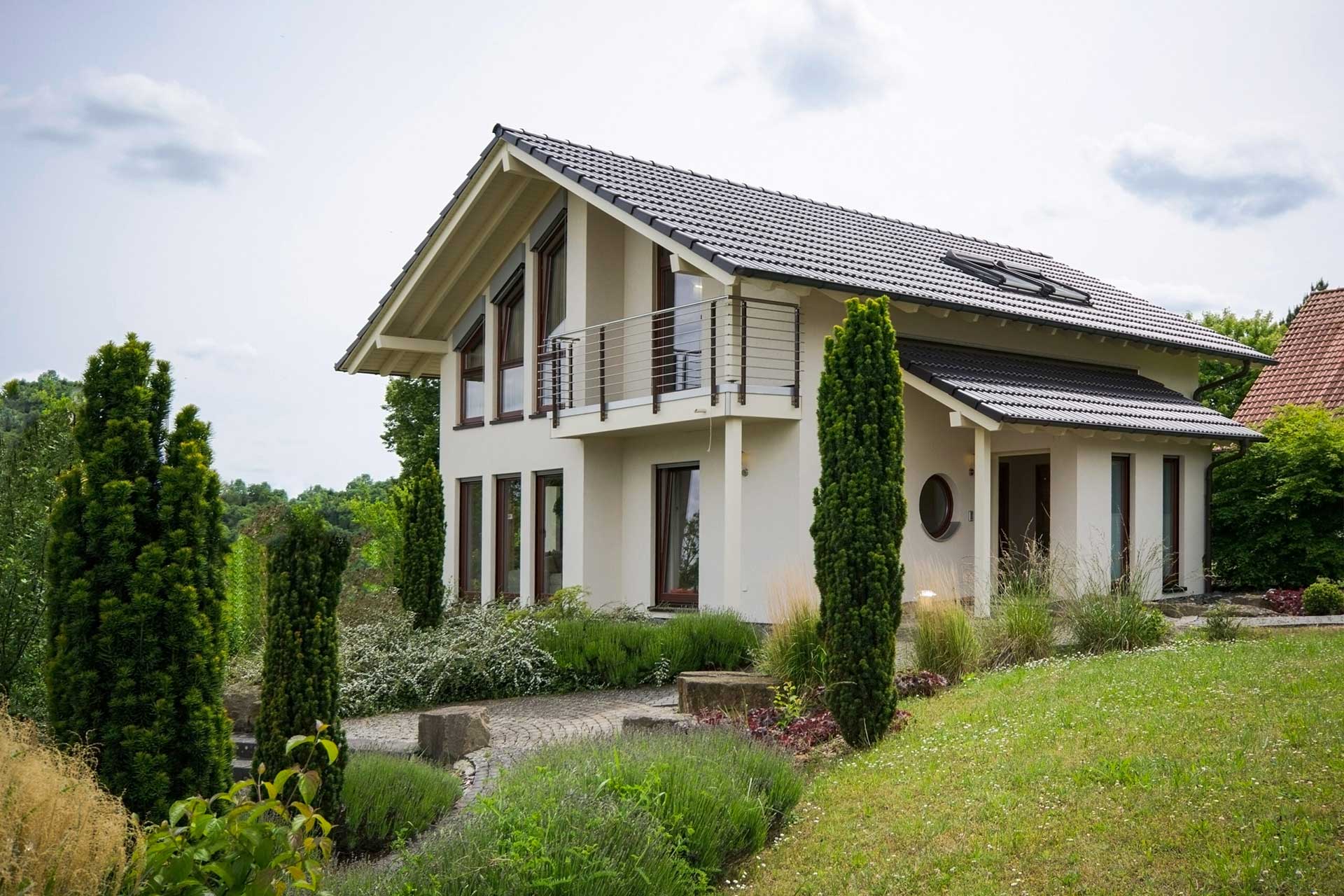 Flachbau- Bungalow mit Garten