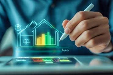 Eine Person zeichnet digital ein Schaubild mit einem Haus.