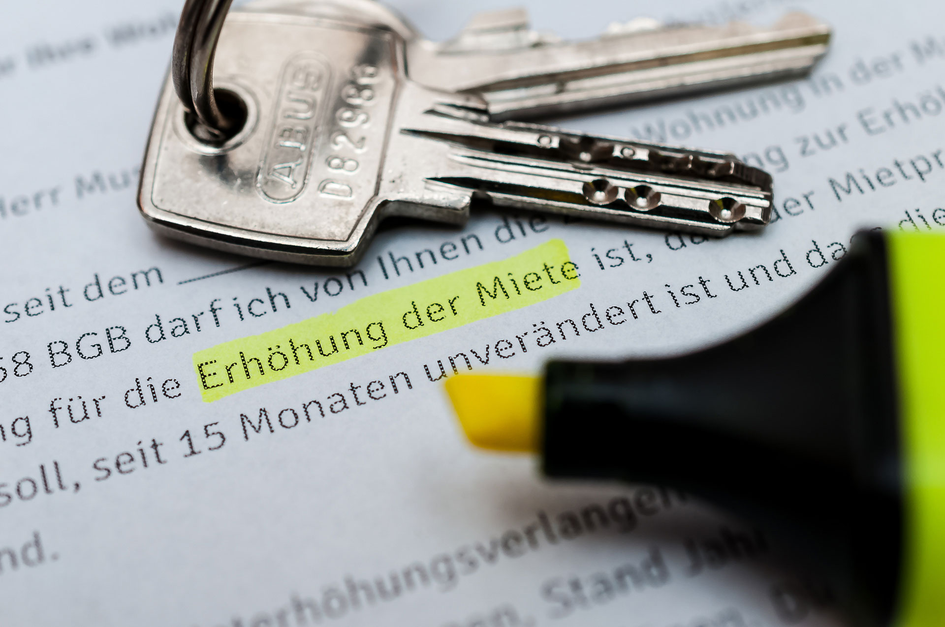 Textmarker und Schlüssel auf Unterlagen