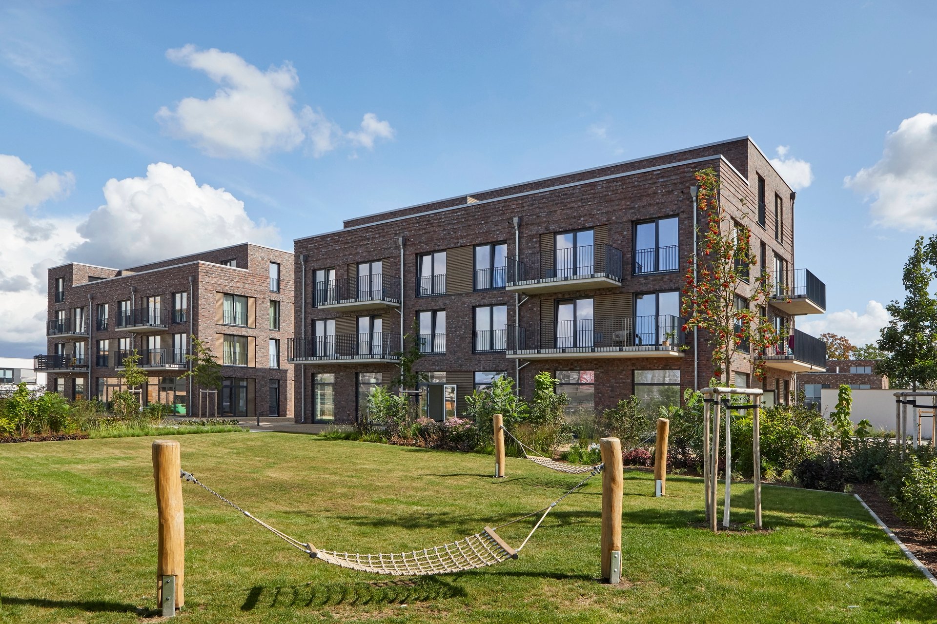 Neubau mit Grünfläche