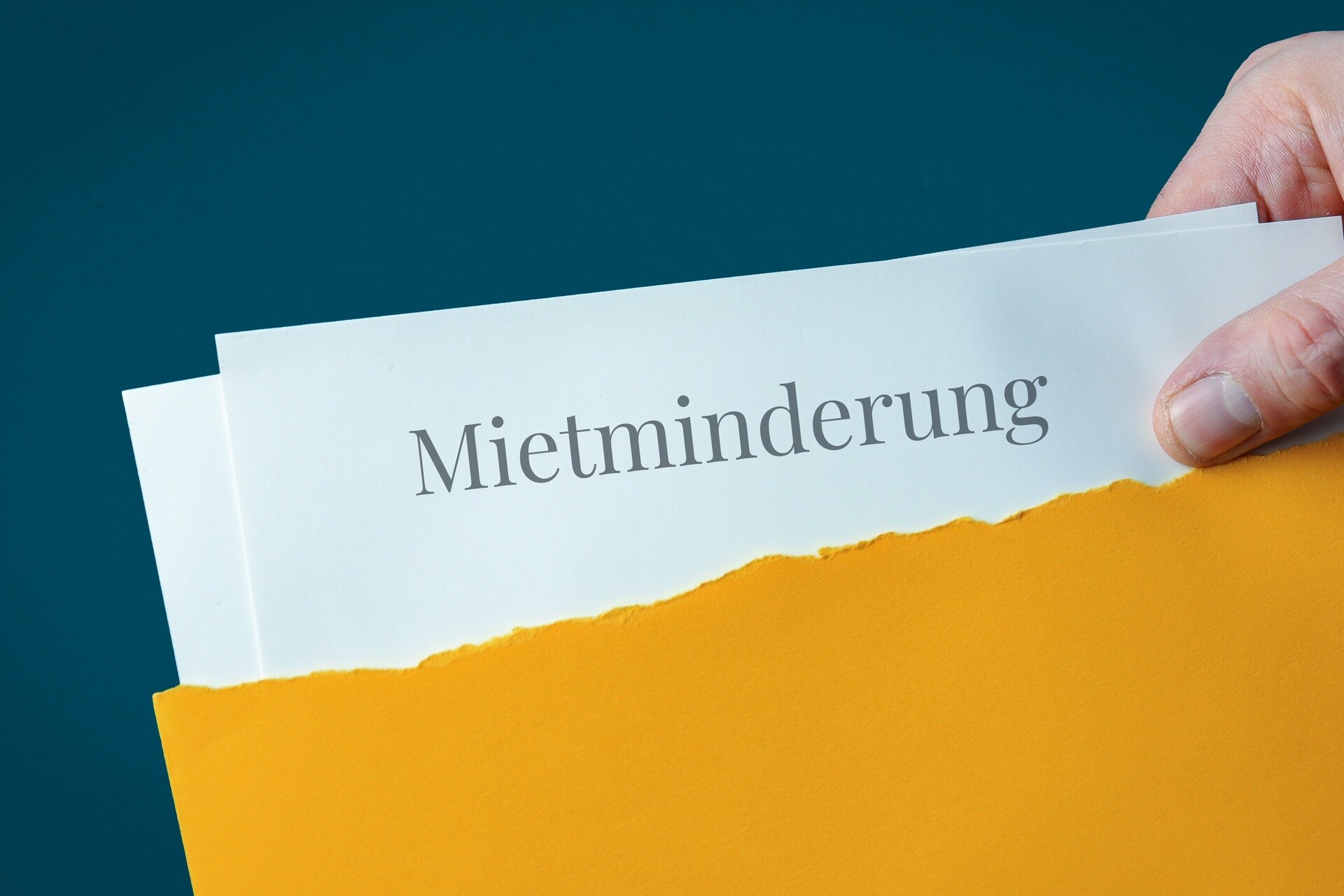 Aufschrift Mietminderung in gelbem Umschlag