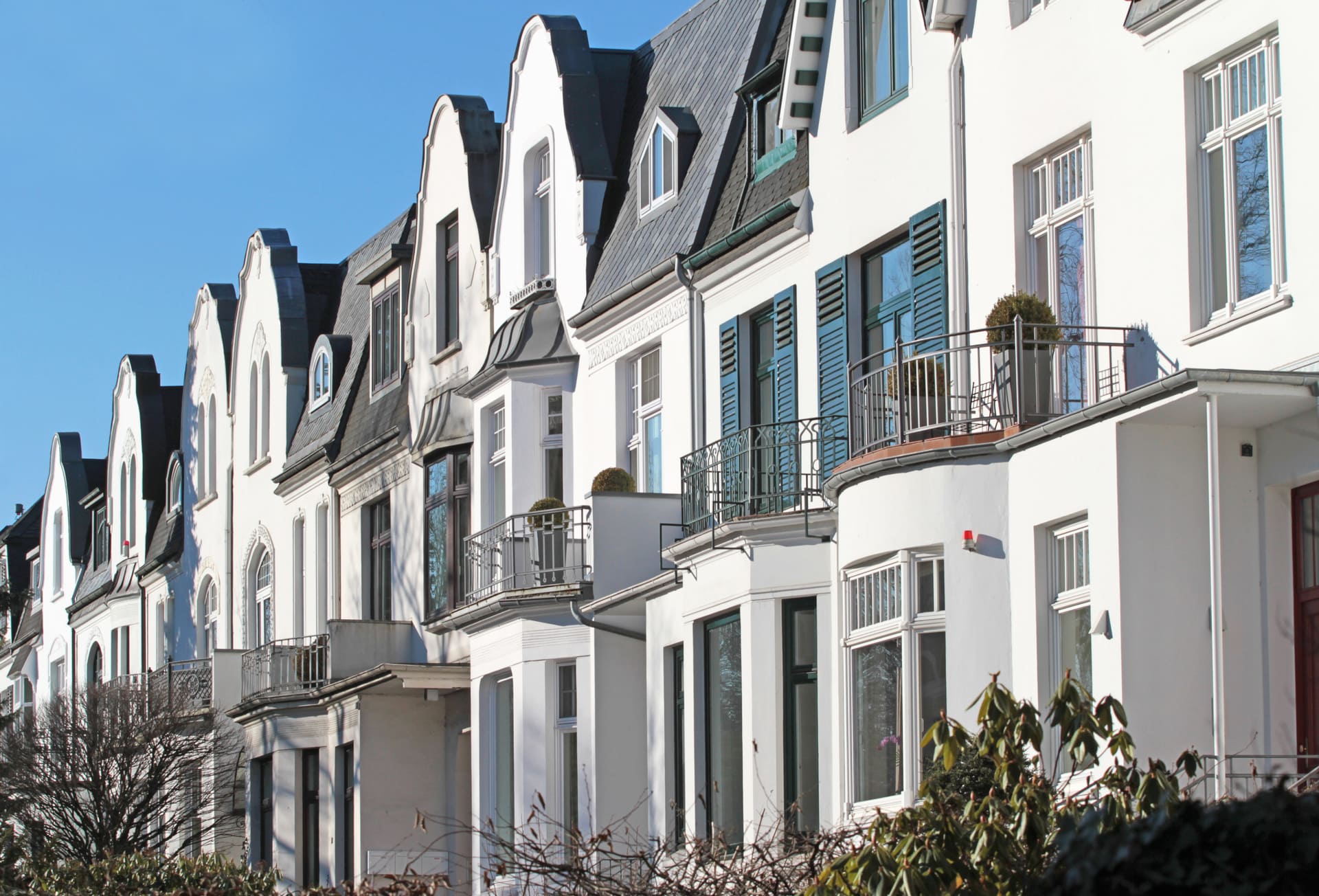 Stadtvillen mit Balkon.