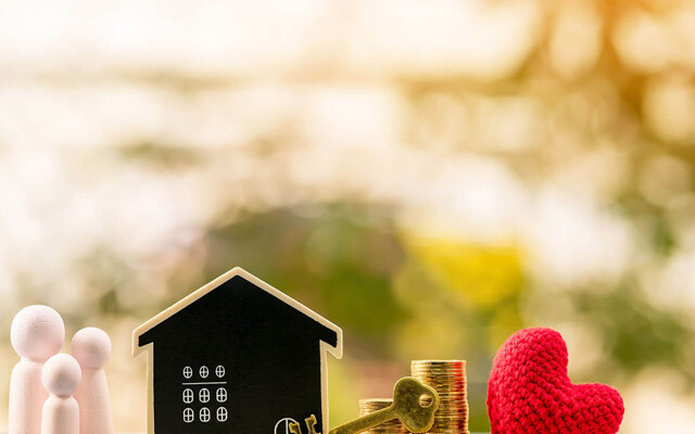 Miniaturhaus, Schlüssel und Figuren als Symbol für die Vermietung von Immobilien