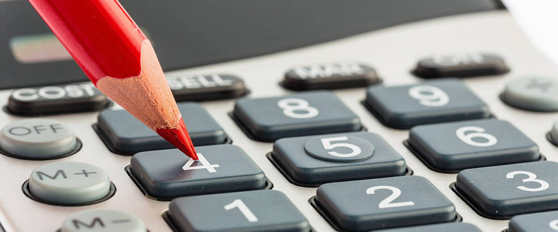 Bild eines Stifts und Taschenrechners als Symbol für kostenpflichtige Nebenleistungen in der Buchhaltung
