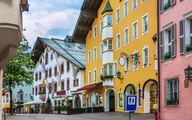 Das Zentrum von Kitzbühel mit bunten Häusern