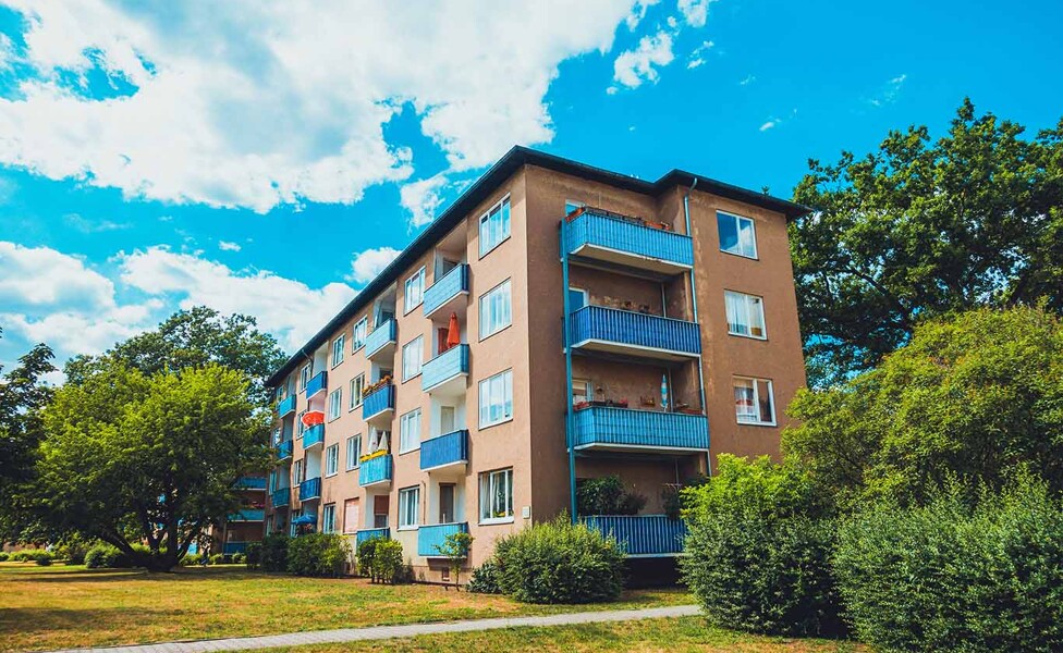Apartmenthaus mit Balkonen im Grünen