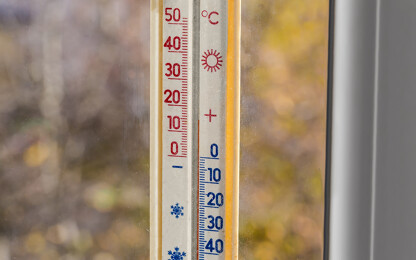 Thermometer am Fenster