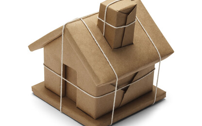 Haus eingepackt in Packpapier