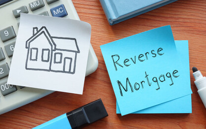 Zettel mit Reverse Mortgage und Haus darauf