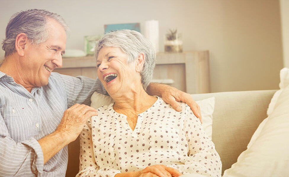 Älteres Paar lacht gemeinsam