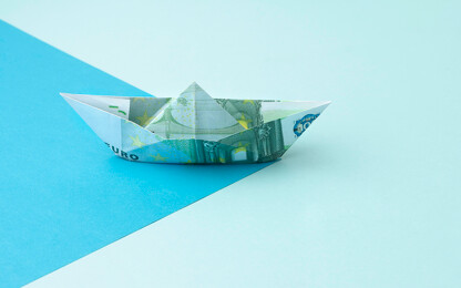 Papierschiff aus Hunderteuroscheinen