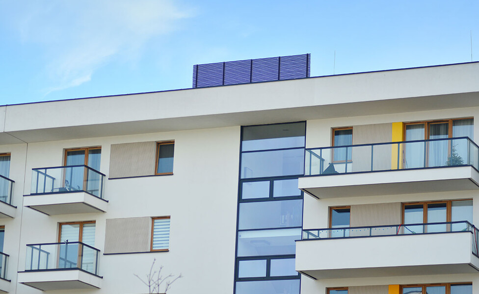 Modernes Mehrparteienhaus mit verglasten Balkonen