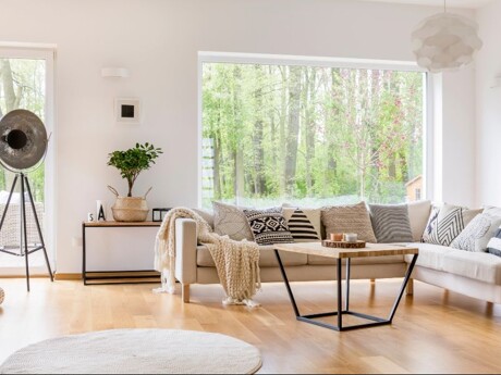 Wohnzimmer mit großem Fenster