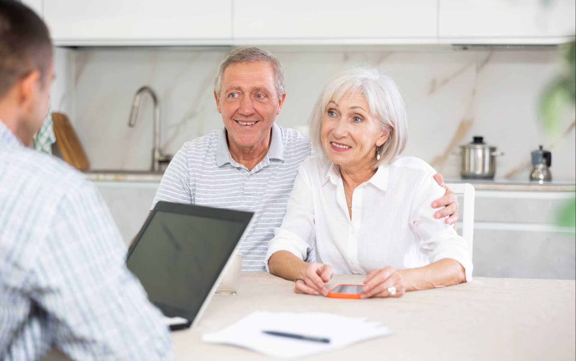 Senioren werden von einem Makler beraten
