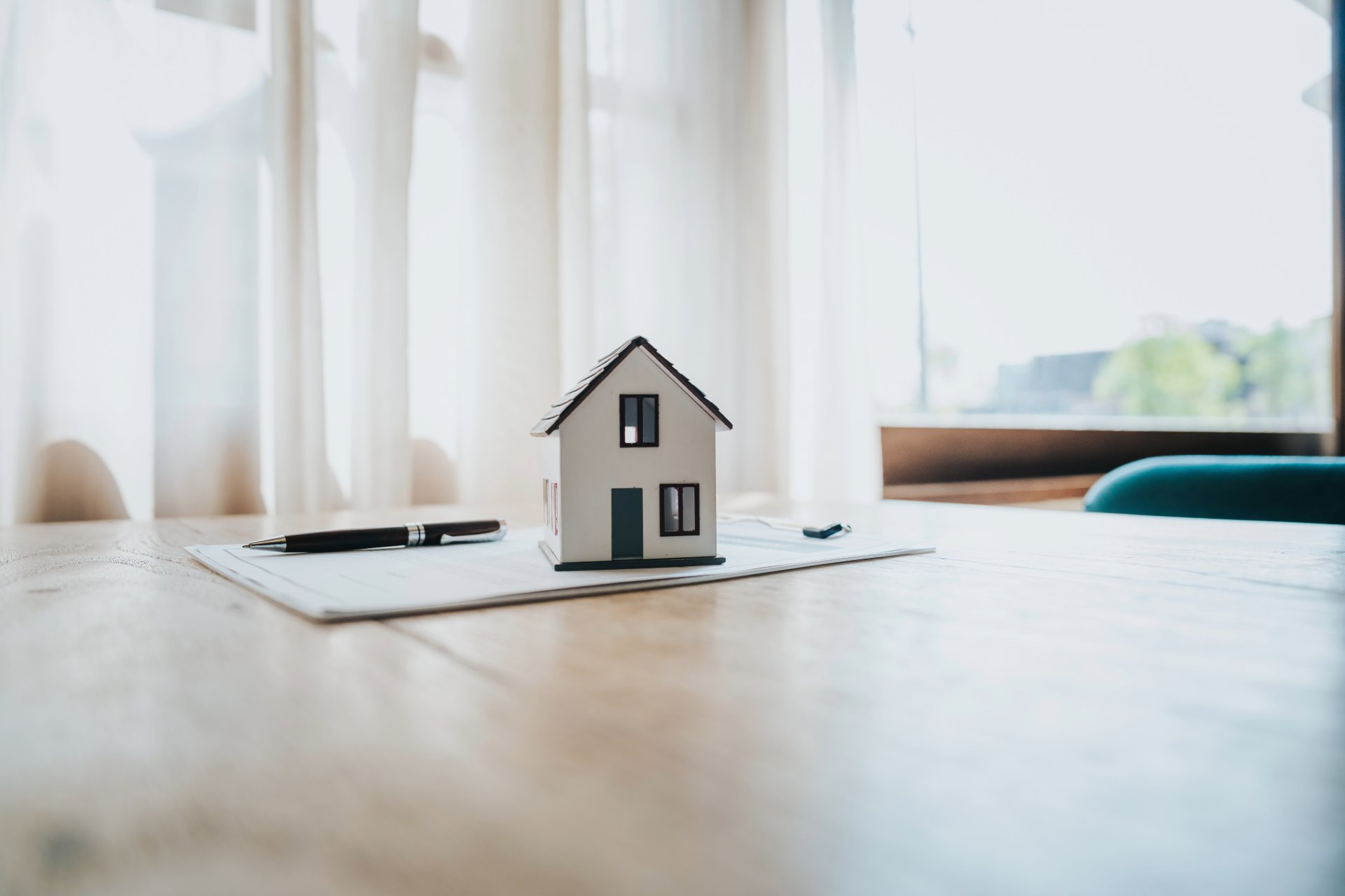 Dokumente und Miniaturhaus