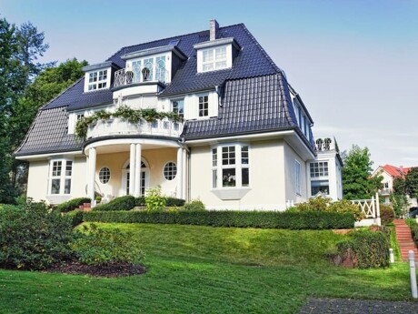 Eine freistehende Villa mit großem Garten