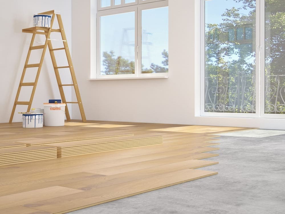 Parkett wird in einer Wohnung verlegt