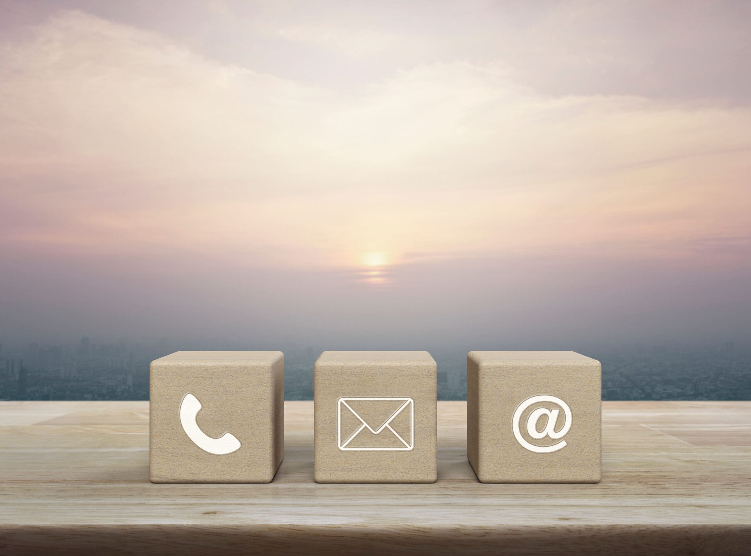 Telefon, Brief und E-Mail Icons vor einem Horizont