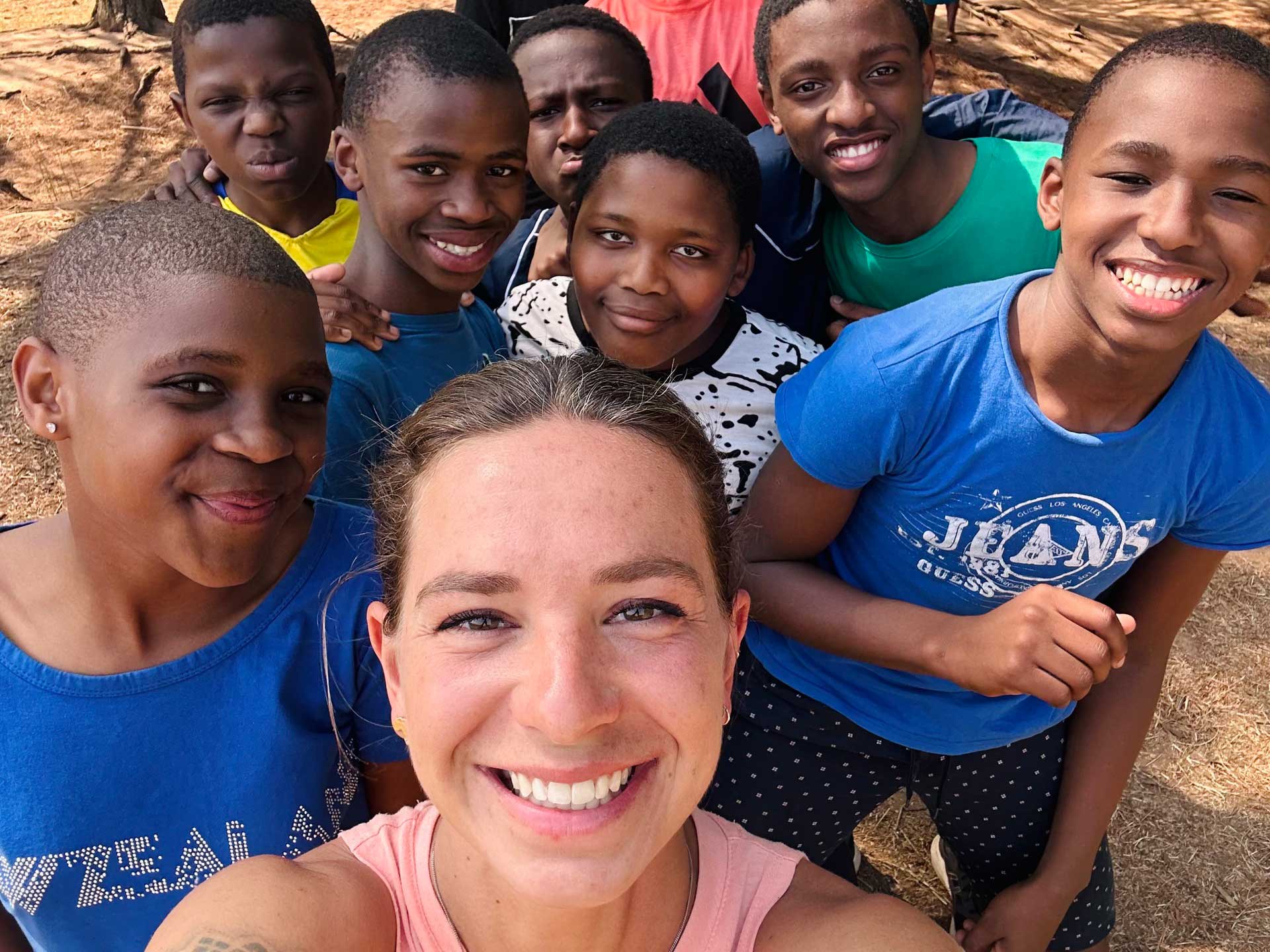 Vanessa Bühring und Kinder lächeln in die Handykamera