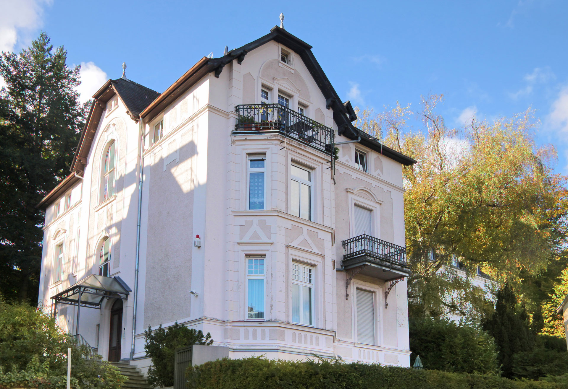 Villa bei blauem Himmel