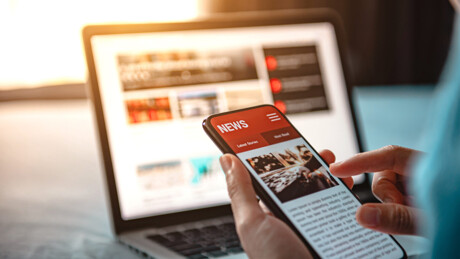 Online News an Smartphone und Laptop