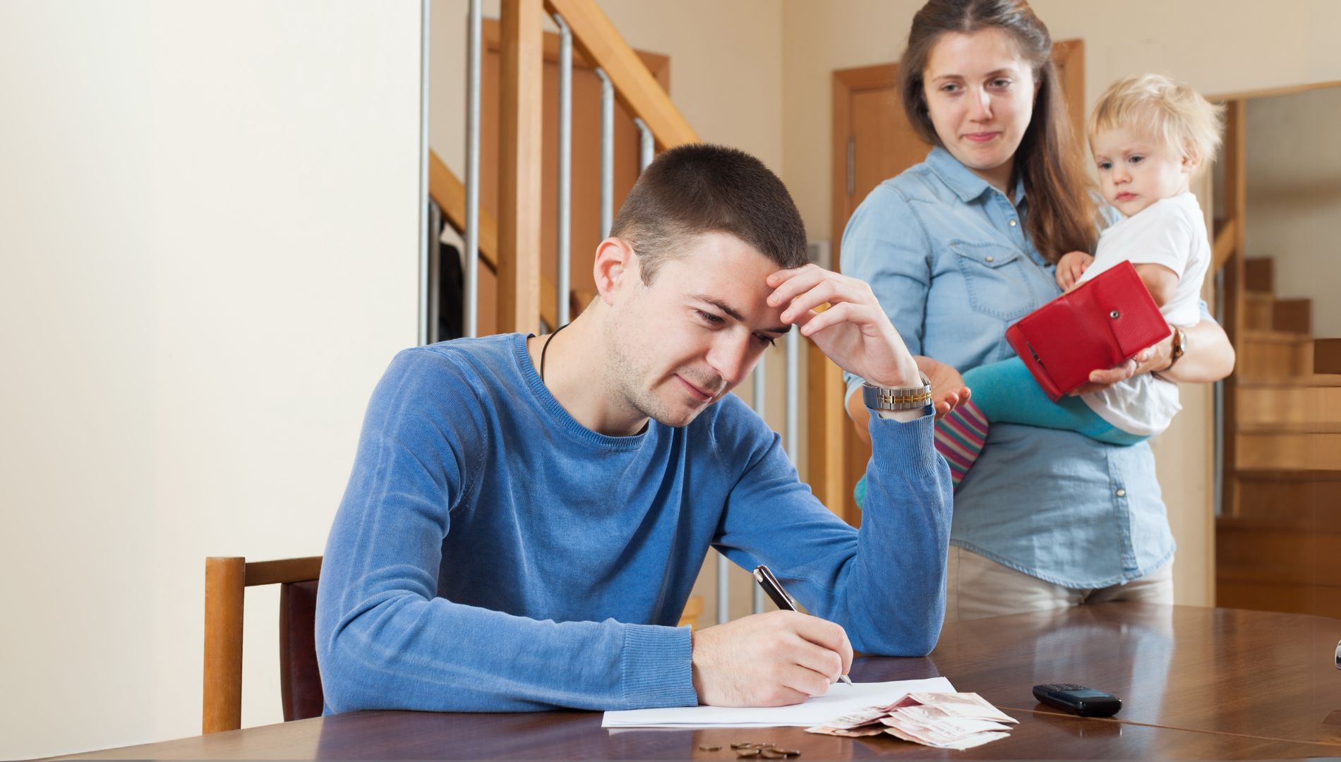 Mann prüft Finanzen der Familie