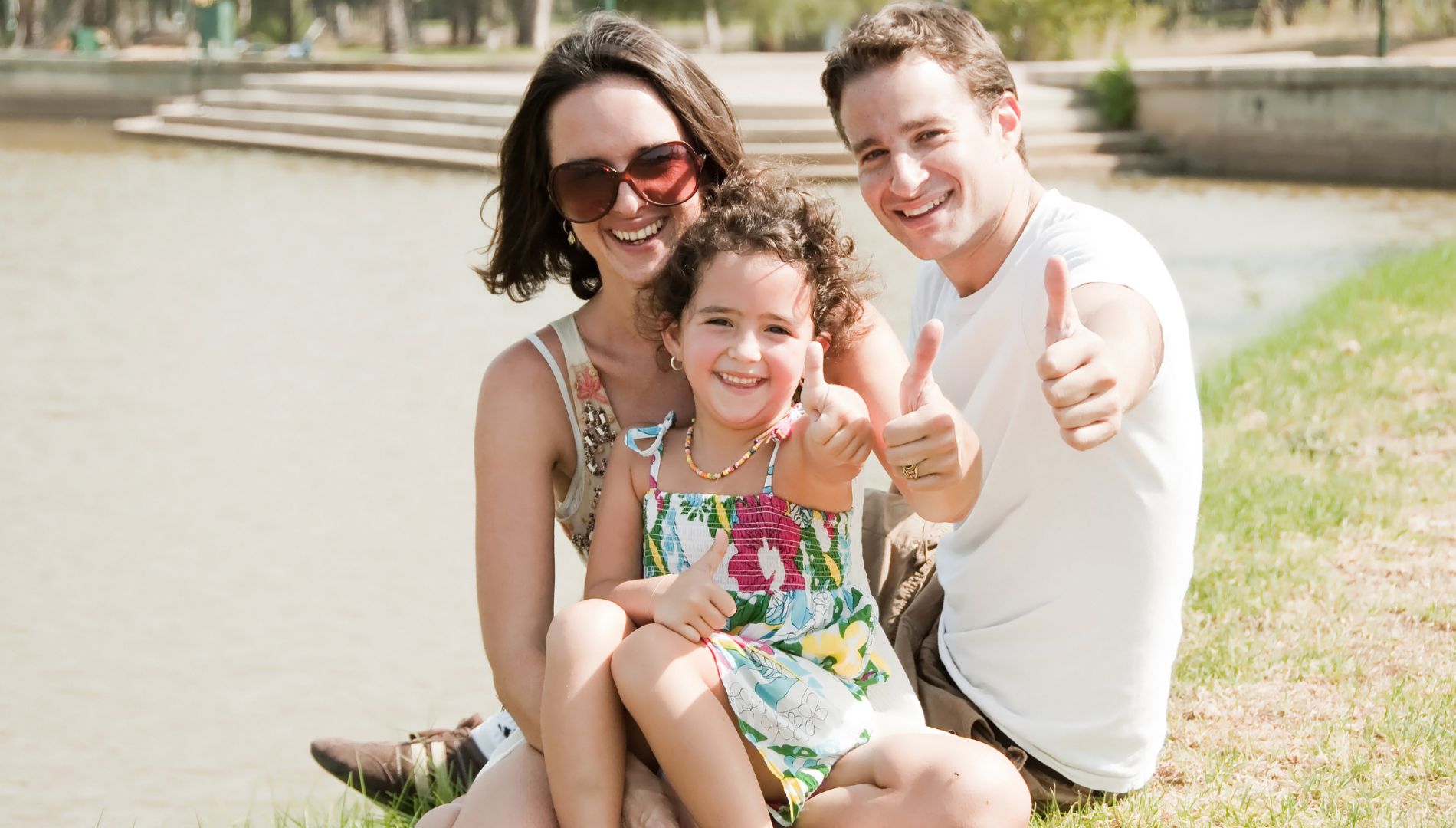 Familie zeigt Daumen nach oben