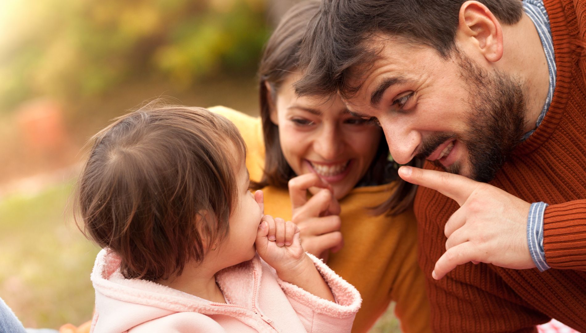 Familie mit Kleinkind spielt