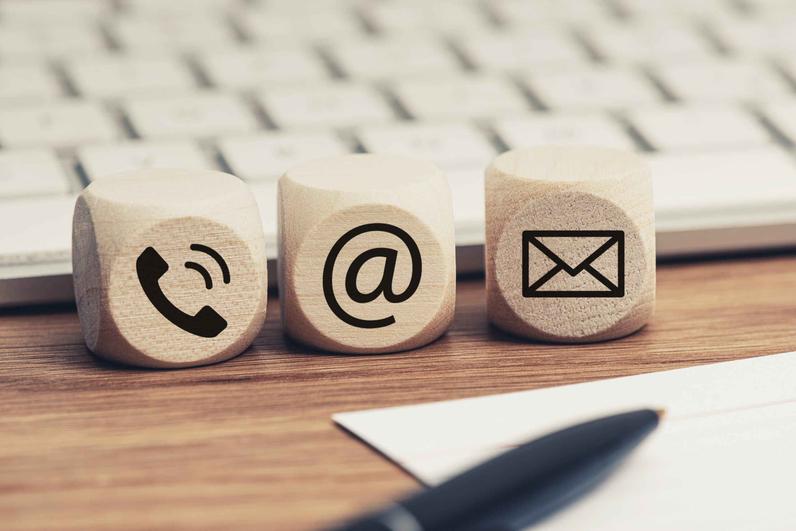 Würfel mit Symbolen für Kontaktaufnahme