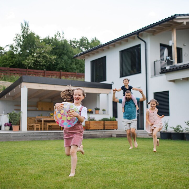 Kinder spielen im Garten