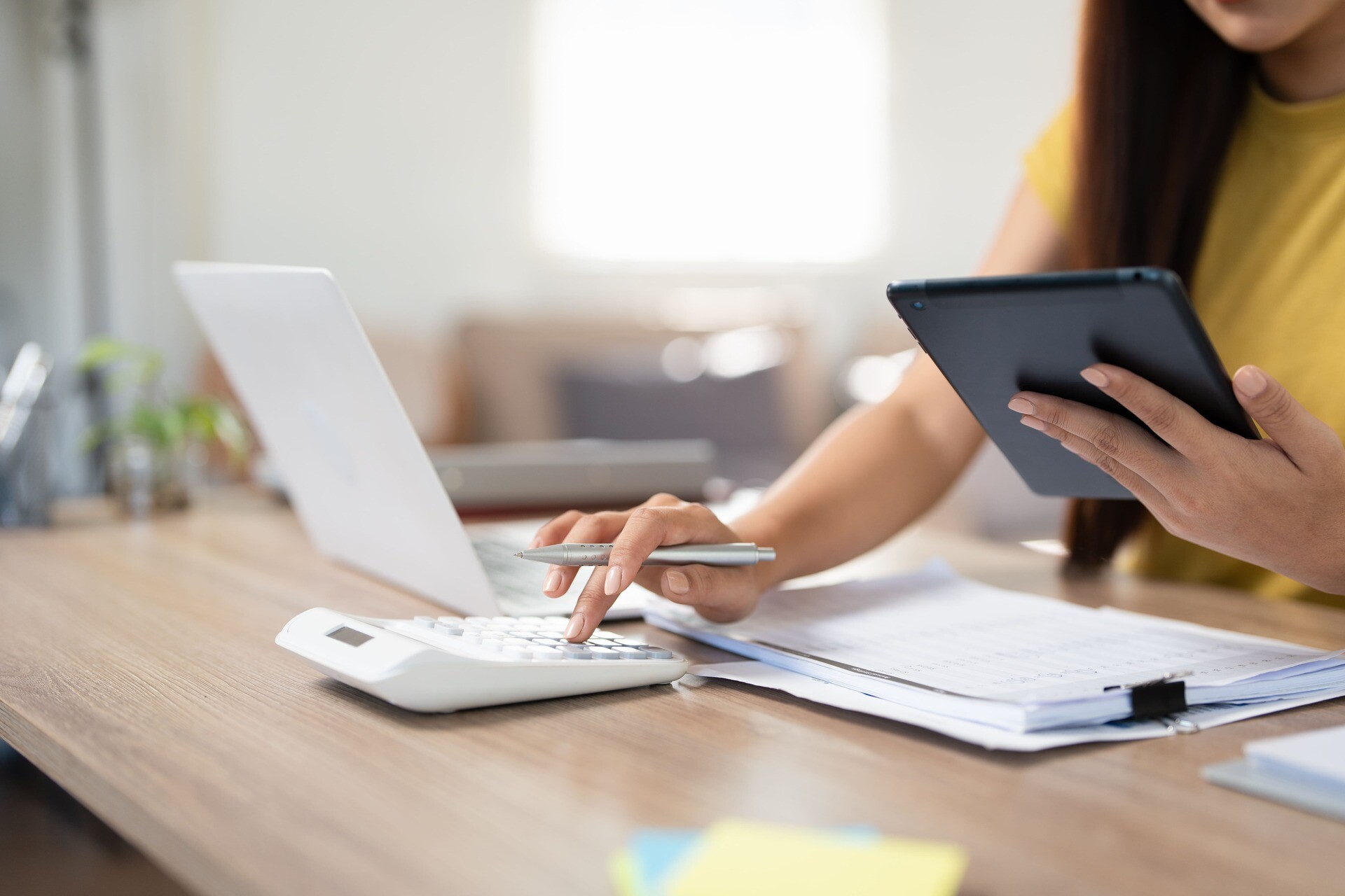 Frau erstellt Budgetplan für Immobilienfinanzierung